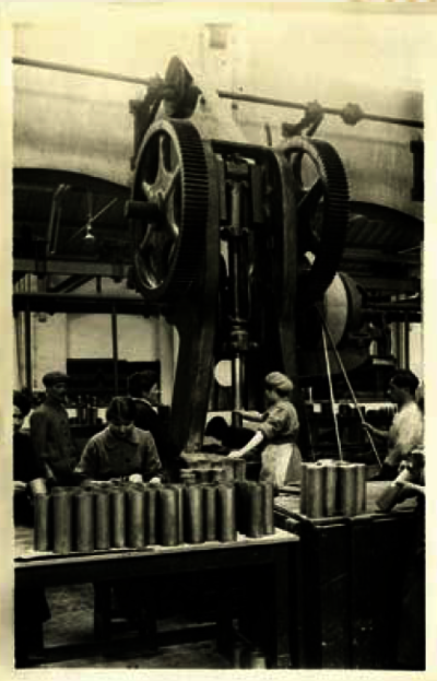Femmes travaillant à l’usine d’artillerie du boulevard Michelet à Marseille