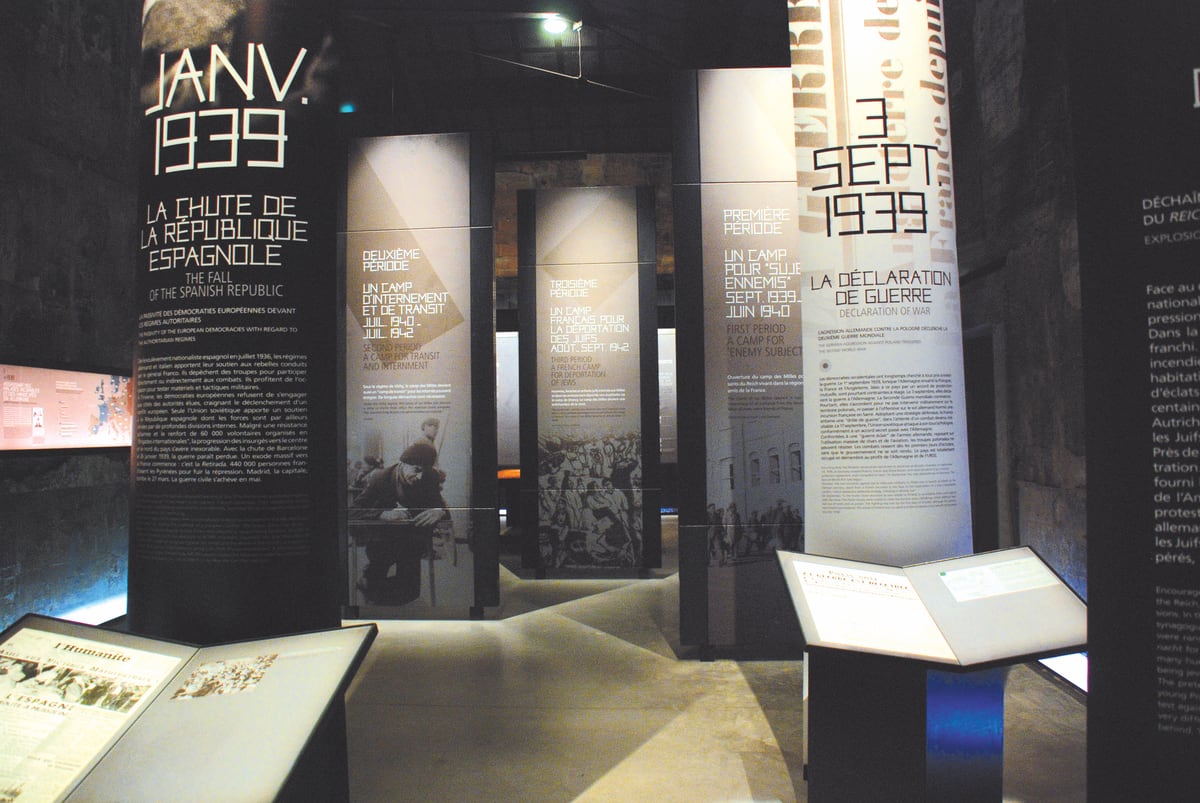 Au début de la visite, une exposition retrace la montée du fascisme et l'arrivée au pouvoir d'Hitler.