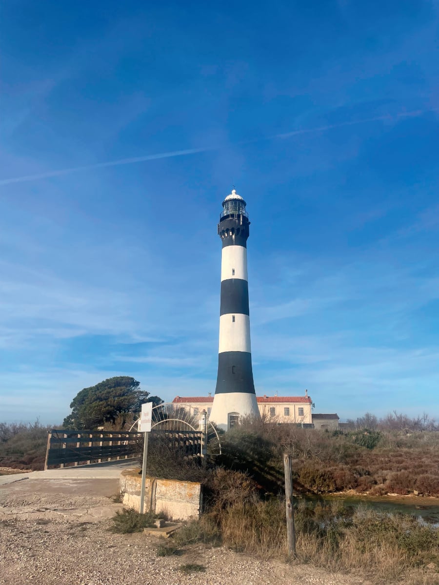 Le phare de Faraman est au centre des 7 000 hectares des salins