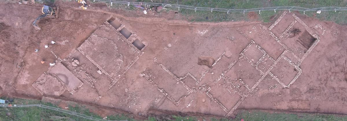 Vue aérienne d’un site archéologique montrant les fondations d’une villa romaine et plusieurs zones de fouilles