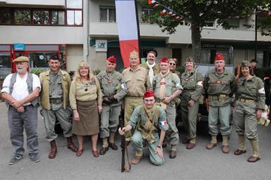 Photo de groupe en habits d'époque pour reconstitution historique