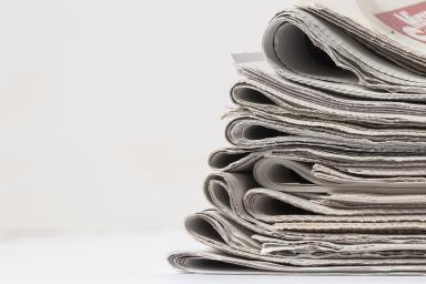 journaux sur une table