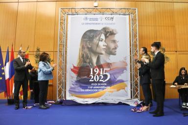 Bâche dévoilée dans le cadre des commémorations des 110 ans du génocide arménien