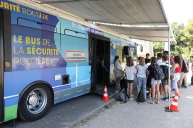 Le bus de la sécurité routière fait étape dans un collège - Agrandir l'image, fenêtre modale