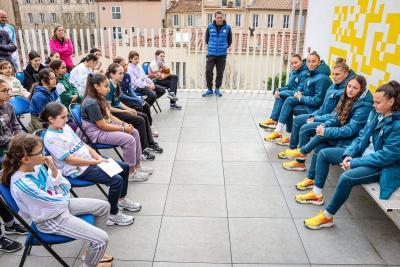 Une rencontre entre des jeunes collégiennes et des athlètes féminines, organisée sur une terrasse, où elles échangent dans un cadre inspirant et éducatif. - Agrandir l'image 15 sur 16, fenêtre modale