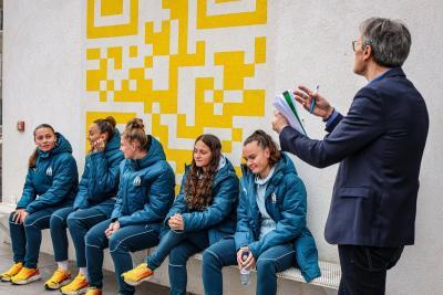 Un échange inspirant entre des joueuses de l'Olympique de Marseille et un intervenant, dans un cadre éducatif et motivant. - Agrandir l'image 14 sur 16, fenêtre modale
