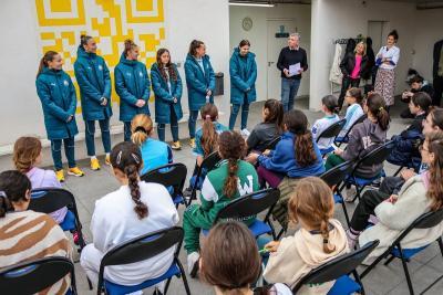 Les joueuses de l'Olympique de Marseille partagent leur expérience et inspirent la jeune génération lors d'une rencontre éducative et motivante. - Agrandir l'image 13 sur 16, fenêtre modale