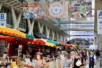 Le public dans le hall de l'HD13 au premier salon Préférence Provence - Agrandir l'image, fenêtre modale