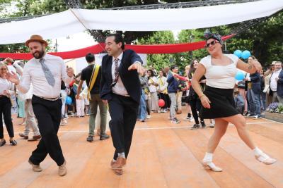 Danseurs à la fête de la Libération à Aubagne - Agrandir l'image 6 sur 10, fenêtre modale