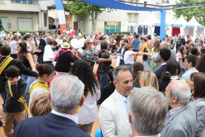 Photo de foule à la fête du 8 mai à Aubagne qui célébrait la Libération - Agrandir l'image 10 sur 10, fenêtre modale