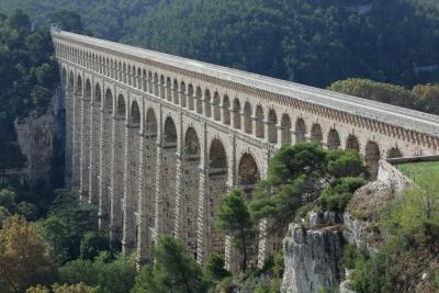 l'aqueduc, en pierre reliant les deux collines - Agrandir l'image 2 sur 4, fenêtre modale