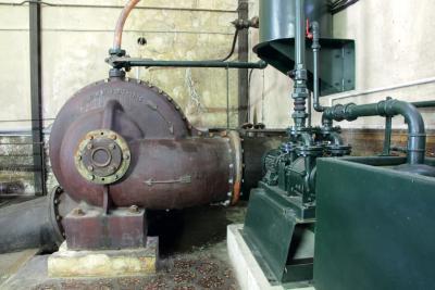 grosse pompe en fer sortant du mur - Agrandir l'image 4 sur 6, fenêtre modale