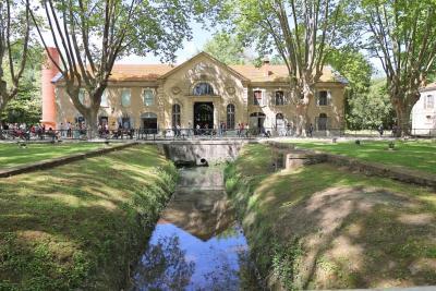 devanture du bâtiment avec cour d'eau devant - Agrandir l'image 3 sur 6, fenêtre modale