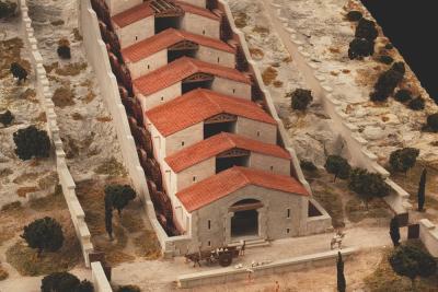 maquette de petit bâtiments montés en escalier sur une pente - Agrandir l'image 1 sur 7, fenêtre modale