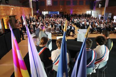 Photo de la réunion publique de mi-mandat à Boulbon pour les cantons Chateaurenard et Arles sur le thème de l'Agriculture, le Patrimoine et les Traditions avec Martine Vassal, les élus et les habitants - Agrandir l'image 3 sur 8, fenêtre modale