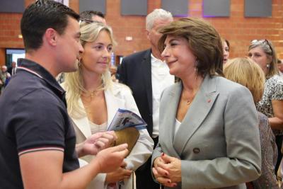 Rencontre entre la Présidente et les habitants lors de la réunion publique de mi-mandat à Boulbon pour les cantons Chateaurenard et Arles sur le thème de l'Agriculture, le Patrimoine et les Traditions avec Martine Vassal et les élus - Agrandir l'image 1 sur 8, fenêtre modale