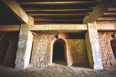 un mur de pierre comportant une entrée souterraine tel un tunnel - Agrandir l'image 4 sur 6, fenêtre modale