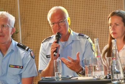 Prise de parole sur scène et échange avec le public lors de la réunion publique mi-mandat à Gémenos - Agrandir l'image 7 sur 8, fenêtre modale