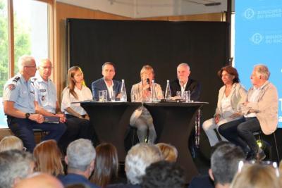 Groupe sur scène lors de la réunion publique mi-mandat à Gémenos avec Martine Vassal - Agrandir l'image 5 sur 8, fenêtre modale