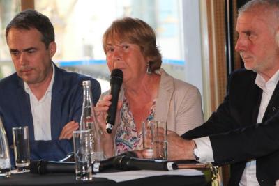 Personnes au micro lors de la réunion publique mi-mandat à Gémenos - Agrandir l'image 6 sur 8, fenêtre modale