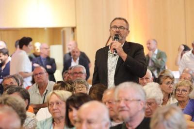 Prise de parole dans la foule lors de la réunion mi-mandat à Gémenos - Agrandir l'image 8 sur 8, fenêtre modale