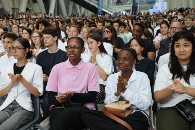 Collégiens assis sur des chaises devant la tribune à l'Hôtel du Département - Agrandir l'image 1 sur 3, fenêtre modale