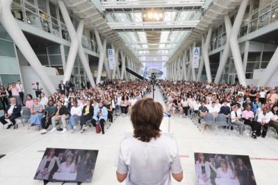 Martine Vassal, présidente du Département des Bouches-du-Rhône (de dos et parlant au micro) s'exprime devant une assemblée de 466 collégiens. - Agrandir l'image 3 sur 3, fenêtre modale