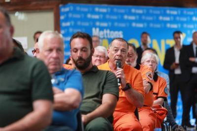 Un homme pose une question dans le public lors de la réunion publique mi-mandat - Agrandir l'image 5 sur 8, fenêtre modale
