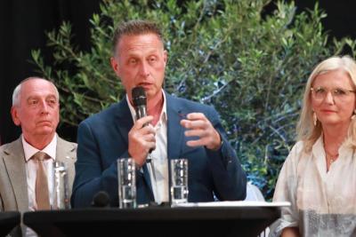 Un élu prend la parole sur la question de l'environnement à la réunion publique à Cabriès - Agrandir l'image 3 sur 8, fenêtre modale