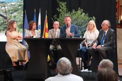 Vue des élus sur scène et au micro lors de la réunion publique mi-mandat à Cabriès - Agrandir l'image 2 sur 8, fenêtre modale