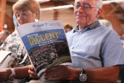 Un administré lisant le magazine thématique mi-mandat à Cabriès - Agrandir l'image 6 sur 8, fenêtre modale