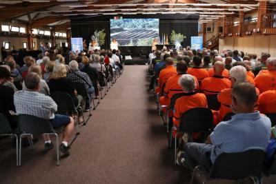 Vue de la foule à la réunion mi-mandat organisée à Cabriès - Agrandir l'image 4 sur 8, fenêtre modale