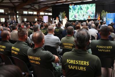 Vue de la foule à la réunion mi-mandat organisée à Cabriès avec la présence des forestiers sapeurs - Agrandir l'image 7 sur 8, fenêtre modale