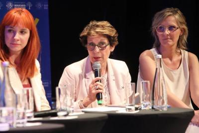 Nicole Joulia au micro lors de la réunion publique bilan mi-mandat à Velaux - Agrandir l'image 7 sur 11, fenêtre modale