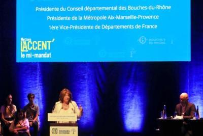 Martine Vassal au micro lors de la réunion publique bilan mi-mandat à Velaux - Agrandir l'image 8 sur 11, fenêtre modale