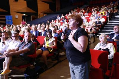 Prise de parole dans le public lors de la réunion publique mi-mandat à Velaux - Agrandir l'image 5 sur 11, fenêtre modale