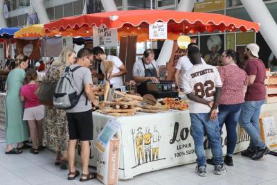 Le public au premier salon Préférence Provence - Agrandir l'image 26 sur 30, fenêtre modale
