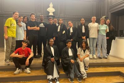 Salle d'audience et les élèves pour le procès fictif des collégiens à Tarascon - Agrandir l'image 2 sur 3, fenêtre modale