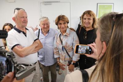 Martine Vassal entourée du public lors Personne âgée lisant un livre lors de l'inauguration de la maison du Bel Âge - Agrandir l'image 5 sur 7, fenêtre modale