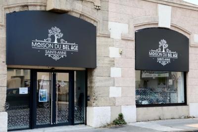 Vue de la façade de la Maison du Bel Âge de Sainte-Anne - Agrandir l'image 7 sur 7, fenêtre modale