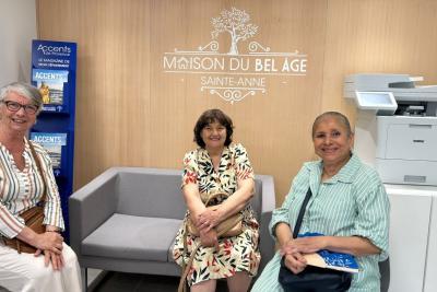 Personnes prenant la pause lors de l'inauguration de la maison du Bel Âge - Agrandir l'image 2 sur 7, fenêtre modale