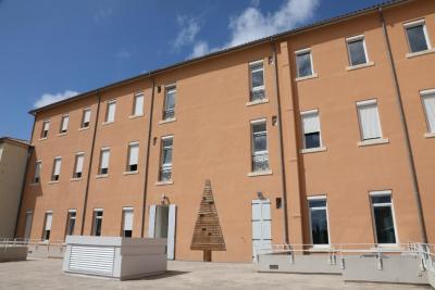 Vue d'un collège côté façade du bâtiment sans élève pour la rentrée scolaire 2025 - Agrandir l'image 3 sur 23, fenêtre modale