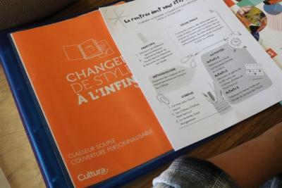 Focus sur un élève à son pupitre lisant un manuel scolaire. - Agrandir l'image 2 sur 23, fenêtre modale