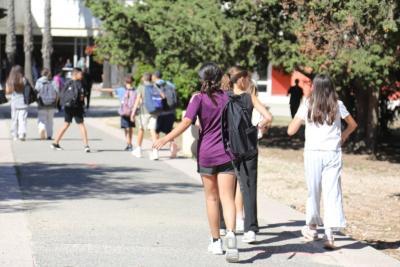 Enfants allant à leur salle de classe pendant la tournée des collèges lors de la rentrée 2025 - Agrandir l'image 5 sur 23, fenêtre modale