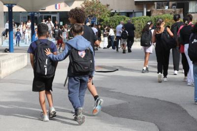 Enfants allant à leur salle de classe pendant la tournée des collèges lors de la rentrée 2025 - Agrandir l'image 15 sur 23, fenêtre modale