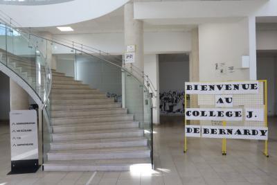 Vue intérieur du collège De Bernardy baptisé du nom d'un résistant lors de la dénomination du collège. Montée d'escaliers vide. - Agrandir l'image 16 sur 23, fenêtre modale