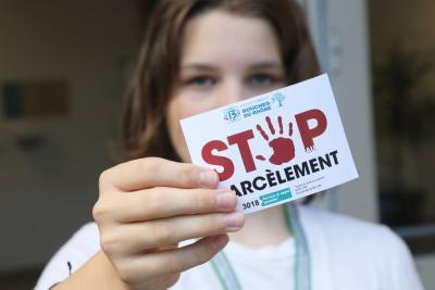 Elève tenant un sticker Stop au Harcélement - Agrandir l'image 20 sur 23, fenêtre modale