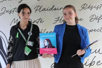 Elève tenant un livre de Gisèle HALIMI lors de la dénomination du collège Chateau Double à Aix en Provence - Agrandir l'image 23 sur 23, fenêtre modale