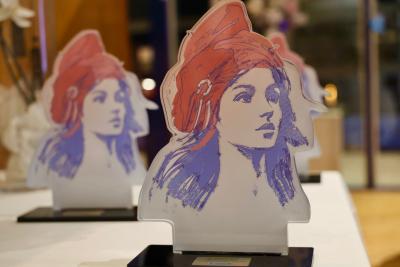 Gros plan sur un trophée en forme de Marianne avec des couleurs rouge et violet, posé sur une table lors de l’événement. - Agrandir l'image 6 sur 6, fenêtre modale