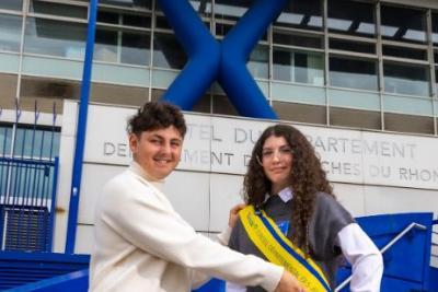 Gianni La Tona passe l'écharpe à la nouvelle Présidente du CDJ Apolline LAGO - Agrandir l'image 1 sur 5, fenêtre modale